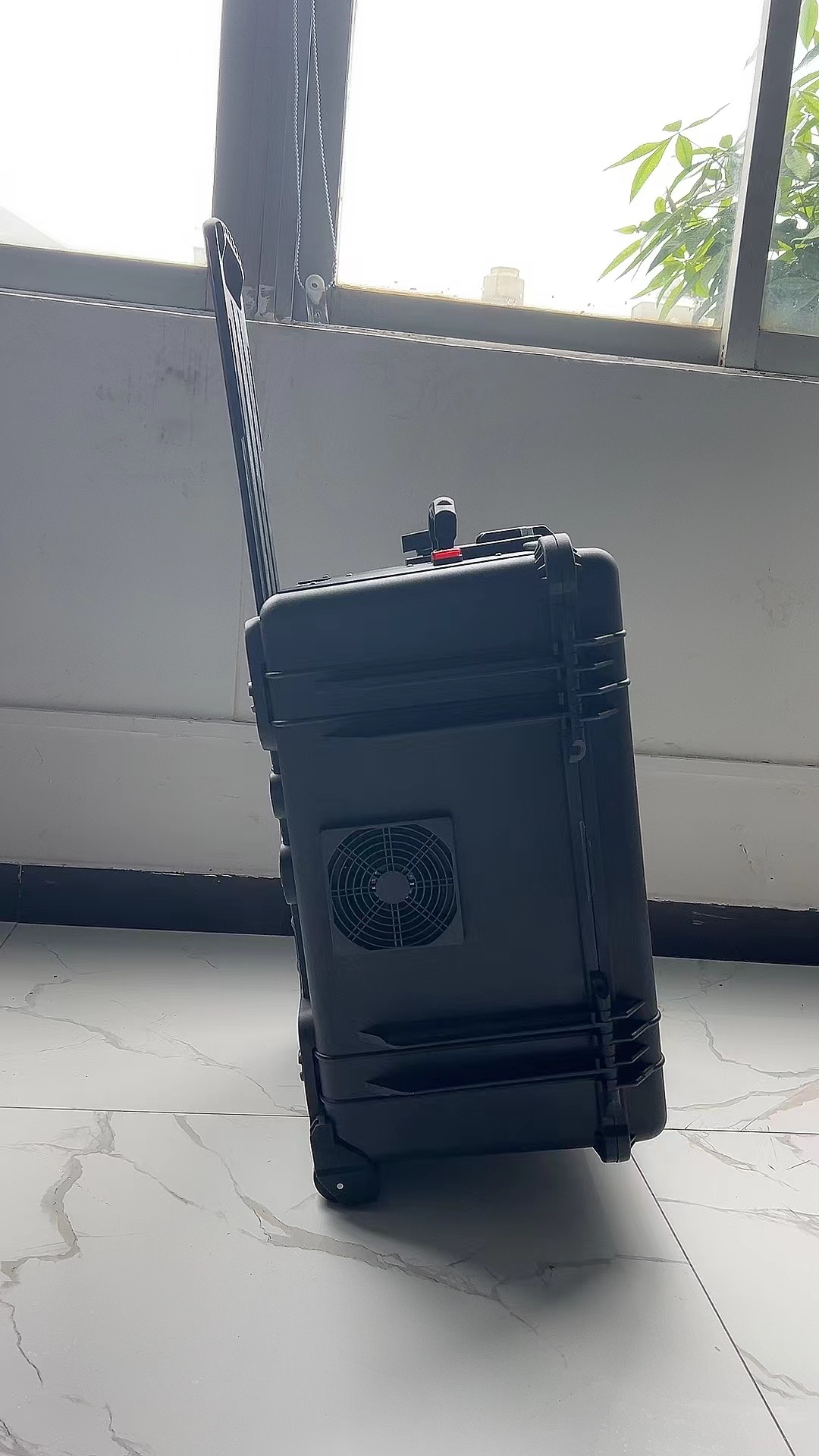 金沙手拉箱型移动通信干扰器